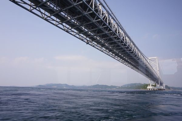 海上から大鳴門橋画像