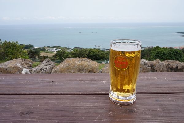 ビールと海画像